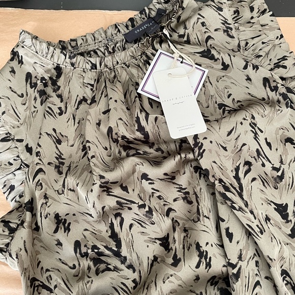 NWT Grade & Gather Satin Swirl Ruffle Tank Sleeveless Top Blouse Olive - Picture 6 of 8